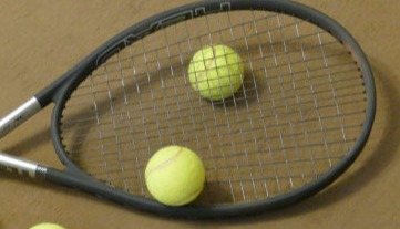 Tennisschläger mit Bällen